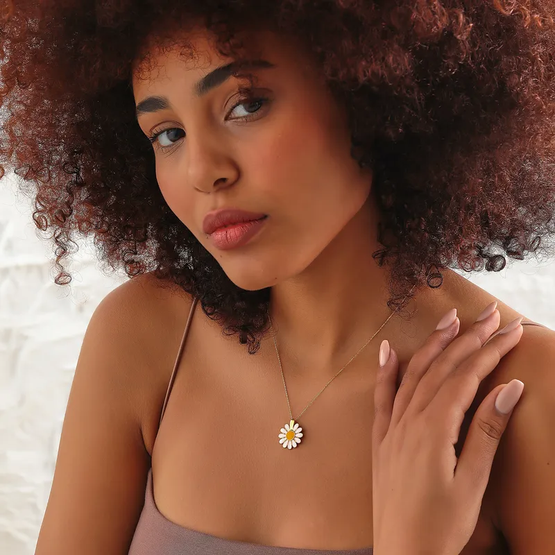 Elegant Sterling Silver Daisy Pendant Necklace for Women