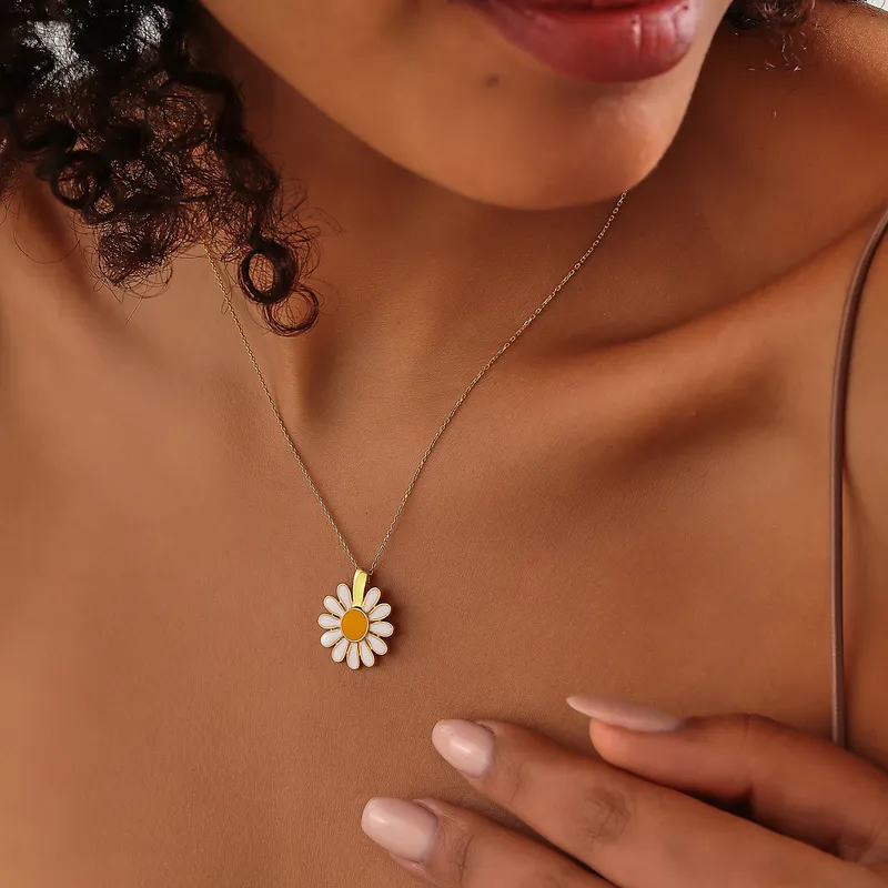 Elegant Sterling Silver Daisy Pendant Necklace for Women