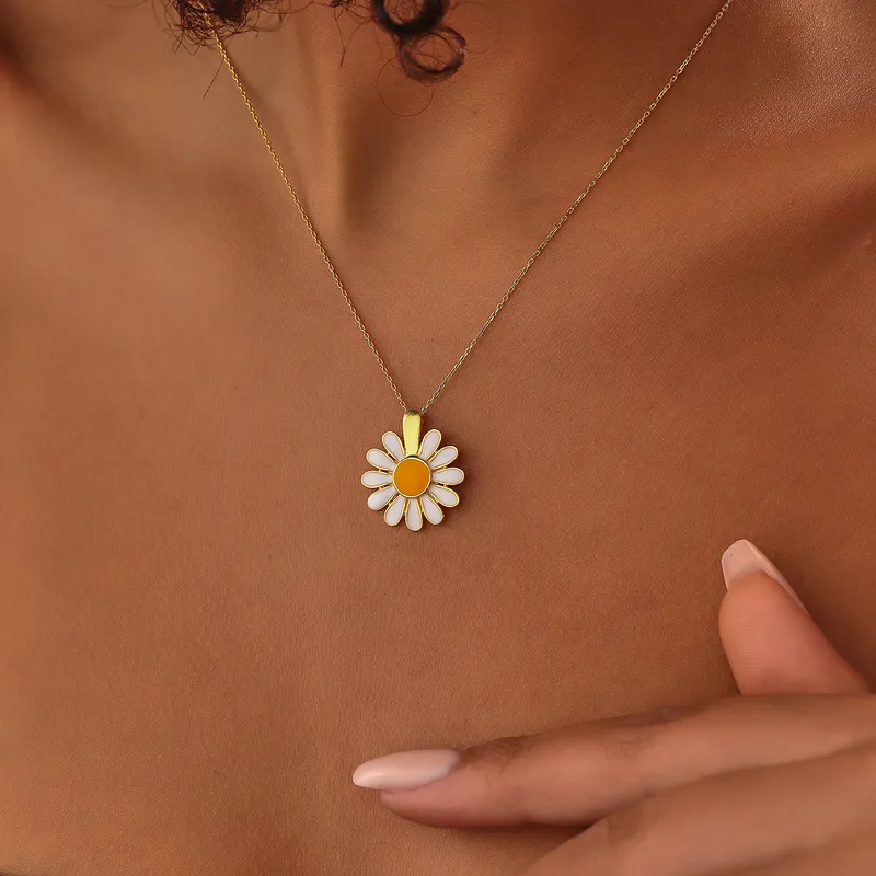 Elegant Sterling Silver Daisy Pendant Necklace for Women