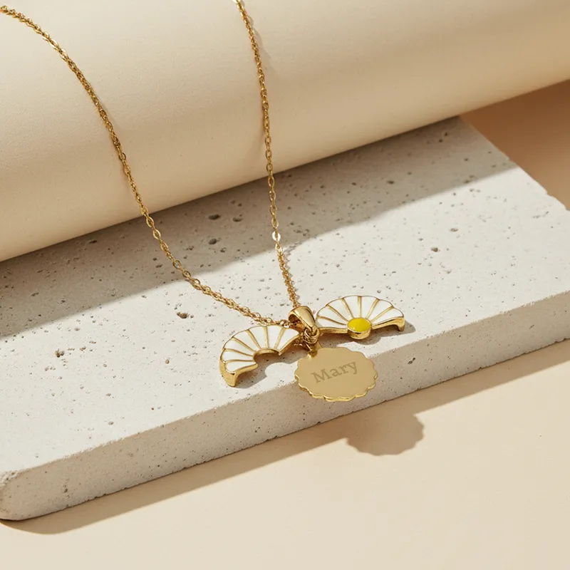 Personalized Daisy Flower necklace with Name Charm