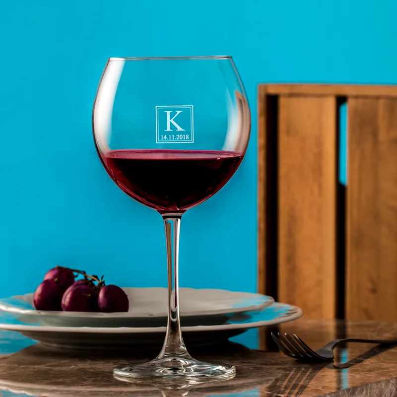 https://img.udelf.com/l/romantic_gifts_for_couples_wine_glass_set_105670_28375.webp